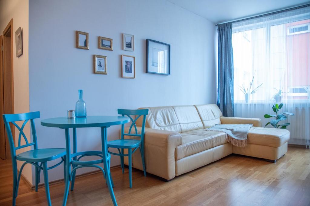 布拉格Apartment Tereza的客厅配有沙发和桌椅