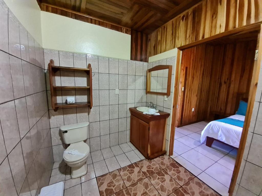 蒙泰韦尔德哥斯达黎加Belcruz family lodge的一间带卫生间、水槽和床的浴室