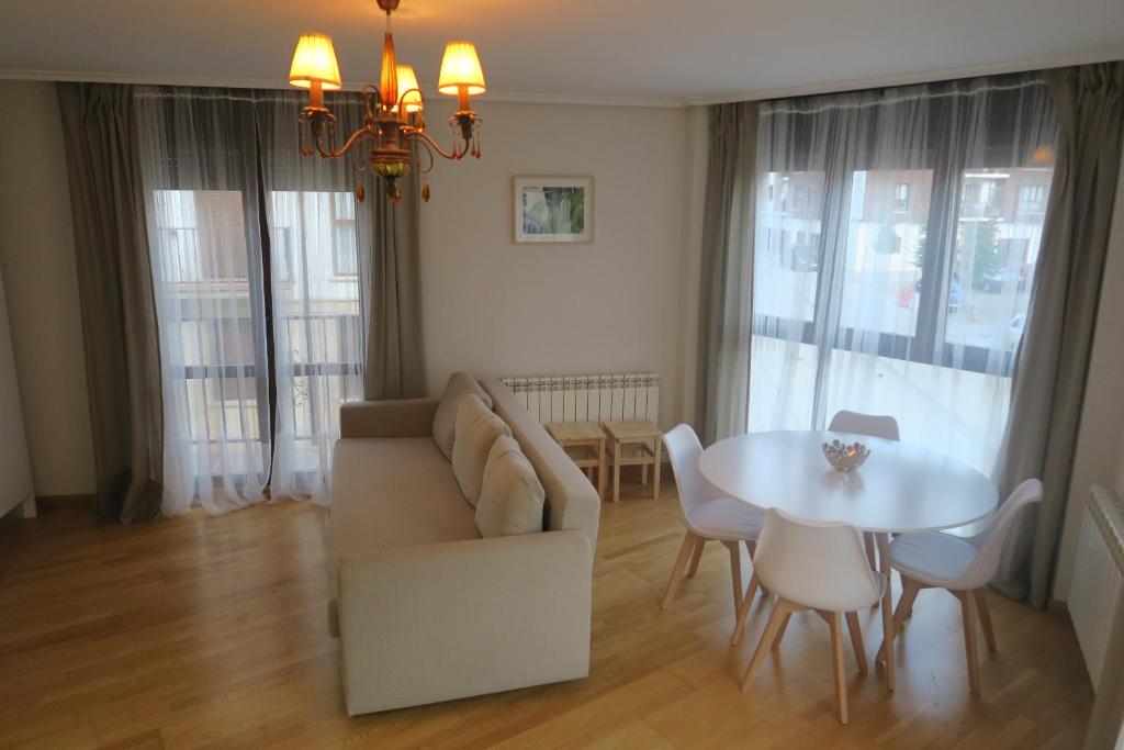 仕格莱Apartamento Calle San Isidro 1ºA的客厅配有沙发和桌子