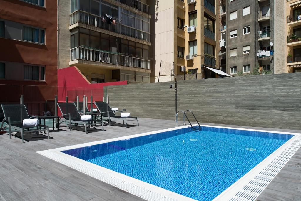 巴塞罗那加泰罗尼亚圣家堂酒店的建筑物屋顶上的游泳池