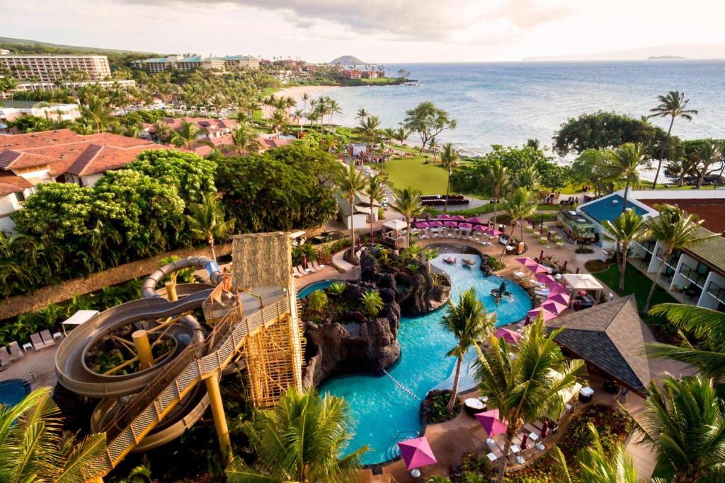 维雷亚茂宜岛维雷亚海滩万豪酒店&度假村的享有度假村水上公园的空中景致