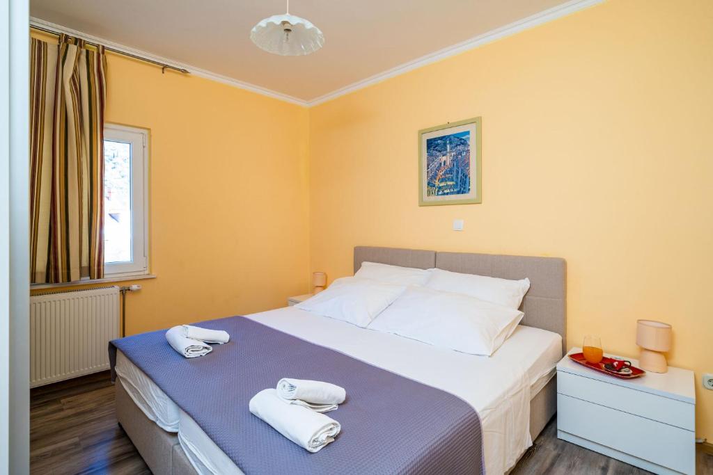 察夫塔特Apartmani Niki ZVEKOVICA的一间卧室配有带毛巾的床