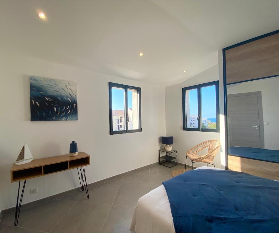 利勒鲁斯Casa u fornu Residence & Spa的卧室配有一张床、一张书桌和窗户。