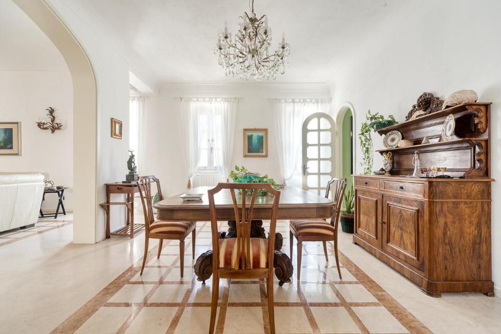 锡拉库扎Casa Maiorca的一间带木桌和椅子的用餐室