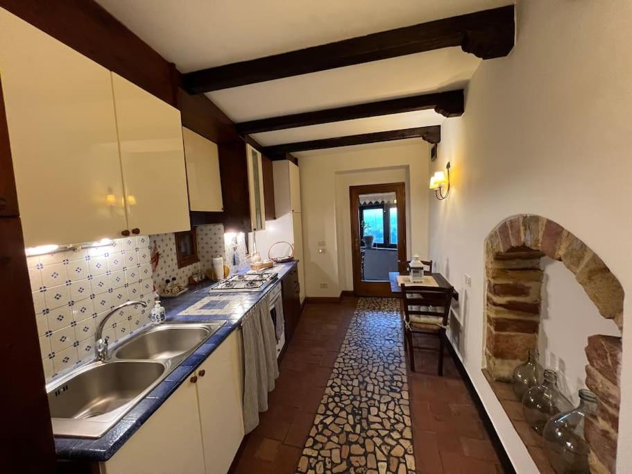 斯佩洛Casa Porta Fontevecchia panoramica的一个带两个水槽和石头壁炉的厨房