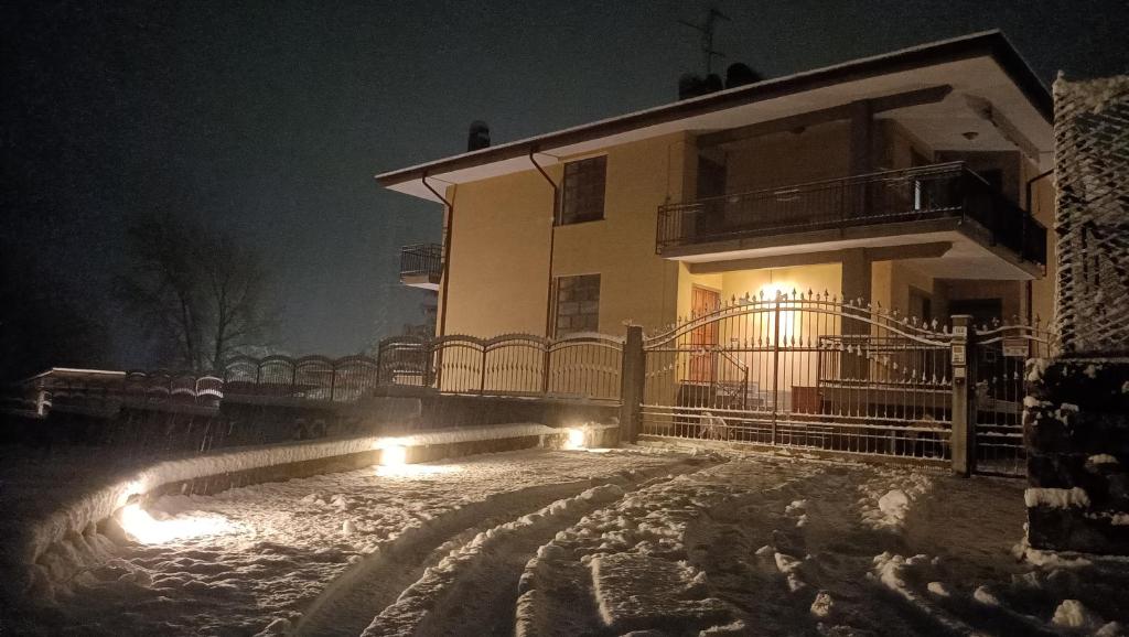 ChampdeprazChampdepraz Casa Vacanze的夜晚雪中灯火通明的房子