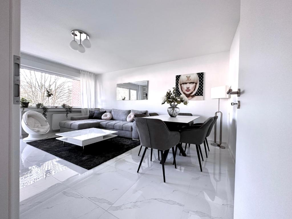 波恩Stilvolles Apartment in Bonn的客厅配有桌子和沙发