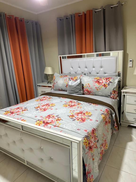 圣地亚哥洛斯卡巴Don Fernando的卧室配有带鲜花的白色床