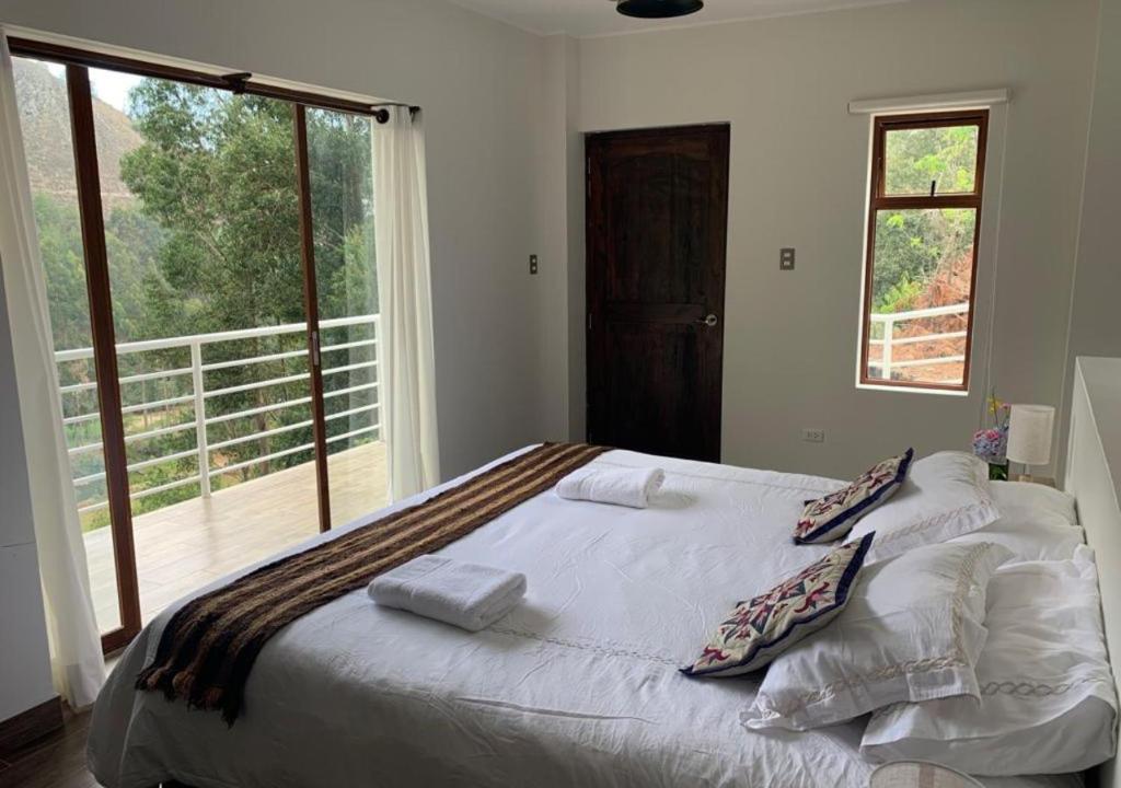 卡哈马卡Fundo El Chocho的一间卧室设有一张床和一个大窗户