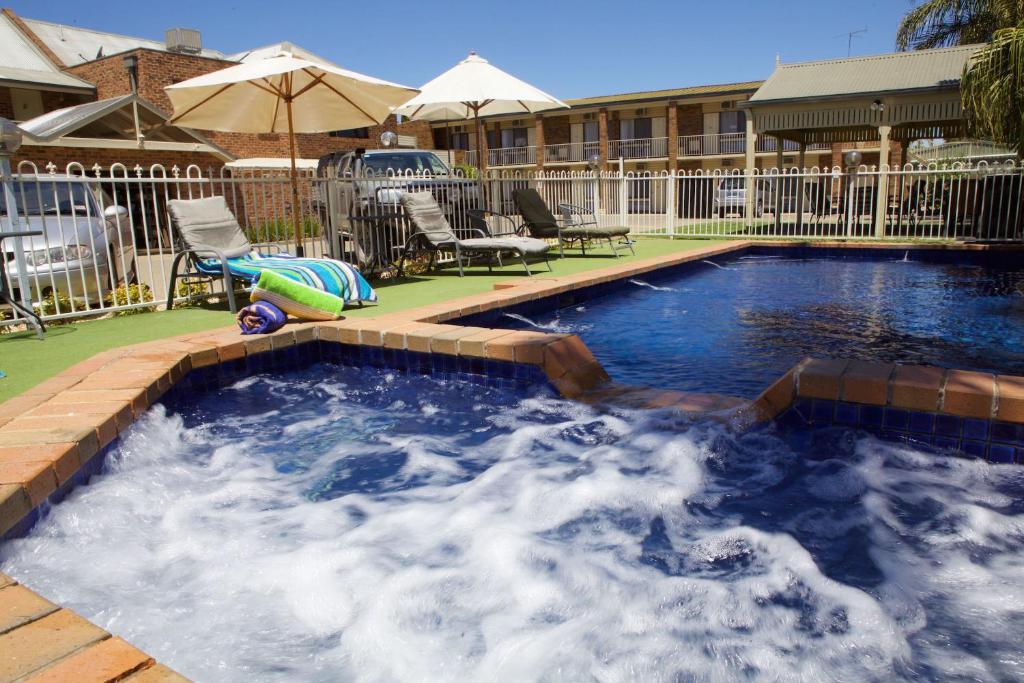 伊丘卡帕德韦耶汽车旅馆的庭院里的一个蓝色海水大型游泳池