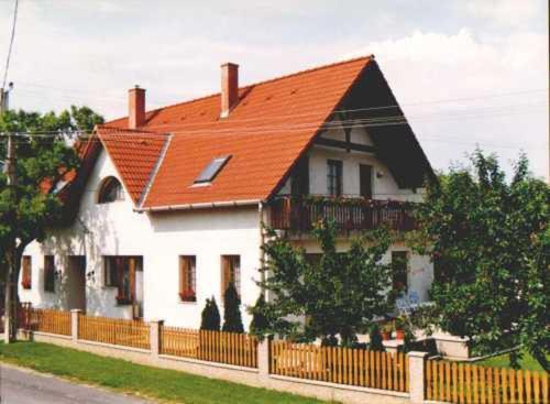 巴拉顿菲赖德苏兹萨潘兹欧酒店的一座白色的大房子,有橙色的屋顶