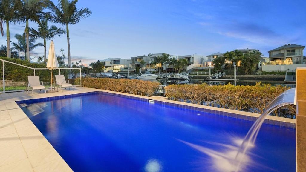 黄金海岸Luxury waterfront house close to Theme Parks and shops的蓝色游泳池,享有城市美景