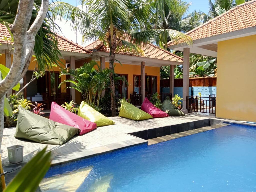 蓝梦岛黄桥旅馆的游泳池旁的一组五颜六色的枕头