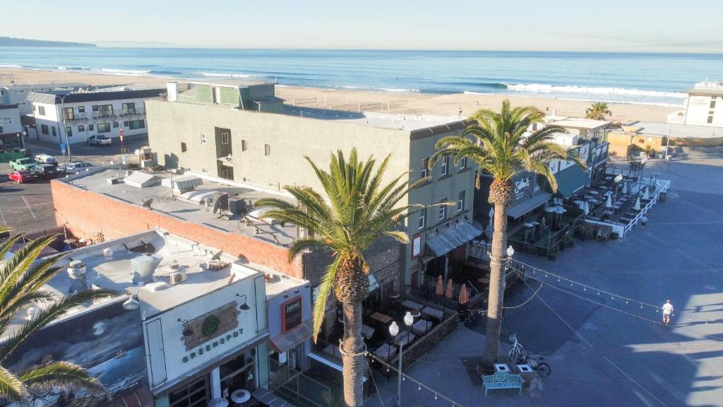 贺茂沙海滩ITH Los Angeles Beach Hostel的享有棕榈树和海滩度假村的空中景致