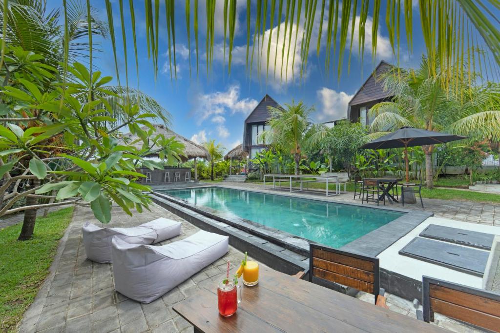 坎古BB Garden Resort的游泳池别墅的图象