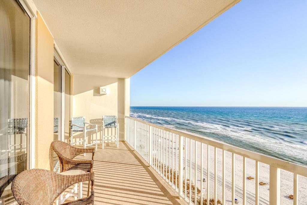 巴拿马城海滩Majestic Beach Resort Tower 2- 801的阳台配有椅子,享有海景。