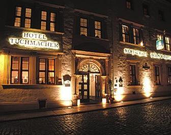 格尔利茨图马赫尔罗曼蒂克酒店的夜间在街上灯火通明的酒店大楼