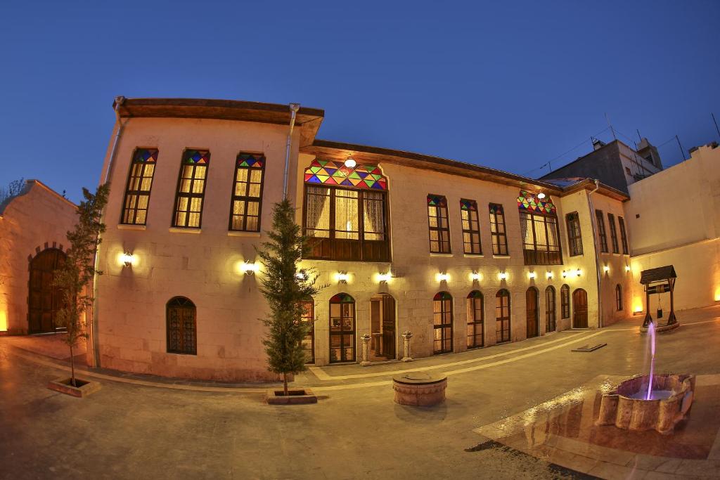 加济安泰普阿里贝孔那吉酒店的一座古老的建筑,前面有圣诞树
