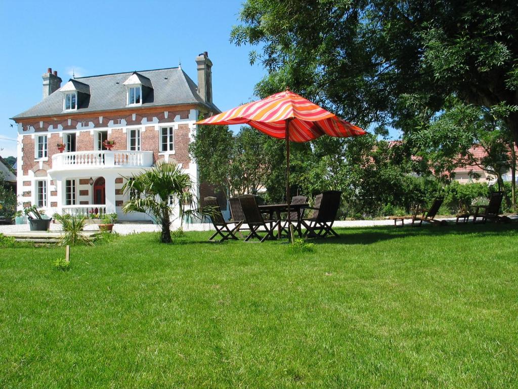 锡河边的圣奥班蒙霍珀斯别墅住宿加早餐式酒店的房屋前带雨伞的野餐桌