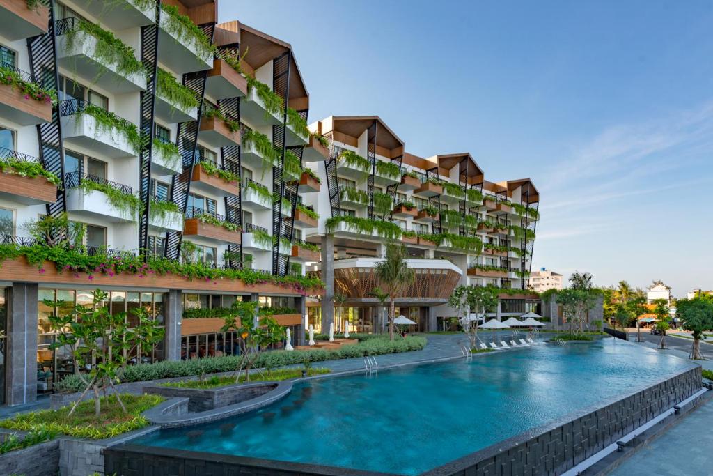 会安Bellerive Hoi An Hotel and Spa的一座带游泳池的建筑的图象