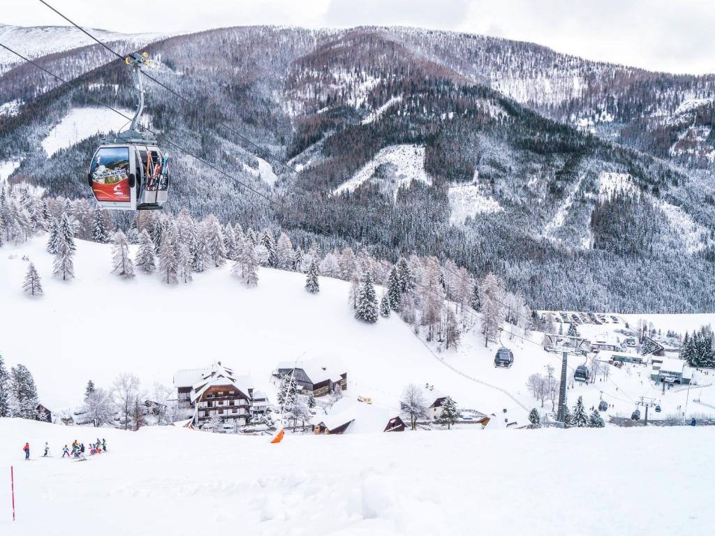 巴德小基希海姆Hotel Gasthof Hinteregger的滑雪缆车,飞越雪覆盖的山