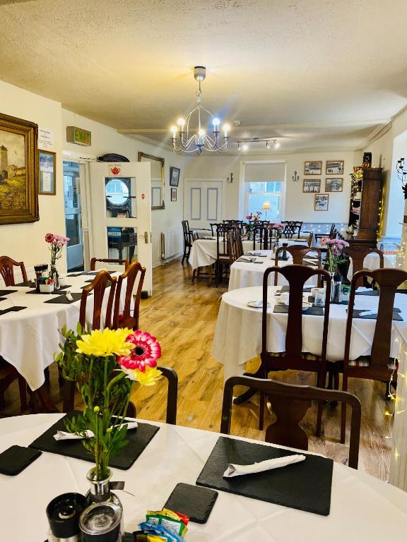 科尔德斯特里姆纽卡斯尔阿姆斯酒店的餐厅内带桌椅的用餐室