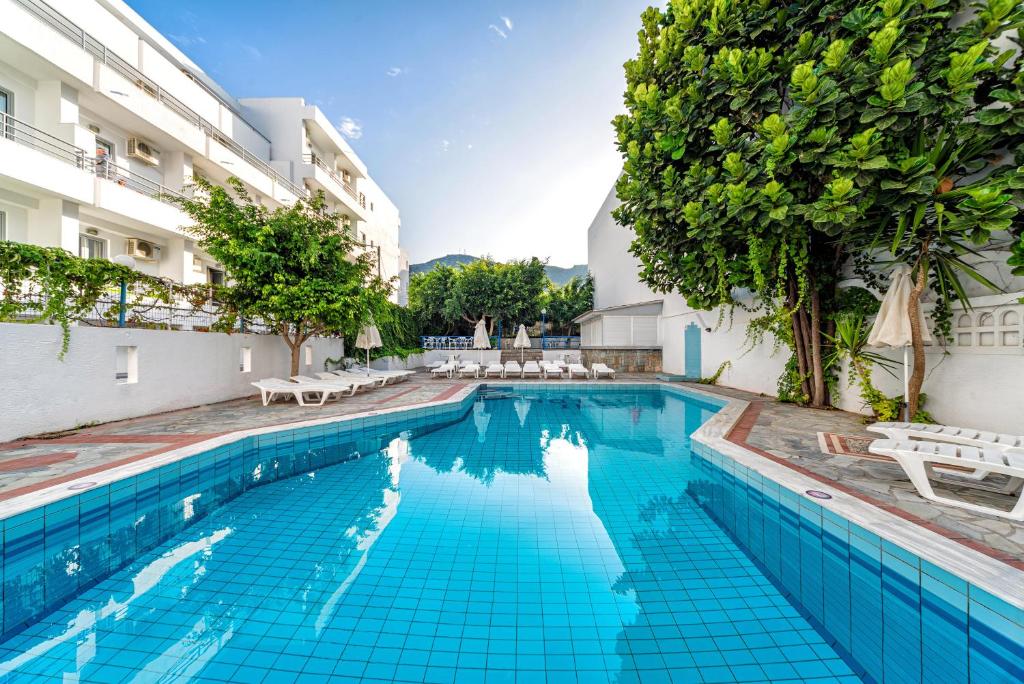 赫索尼索斯艾昂酒店的大楼前的游泳池