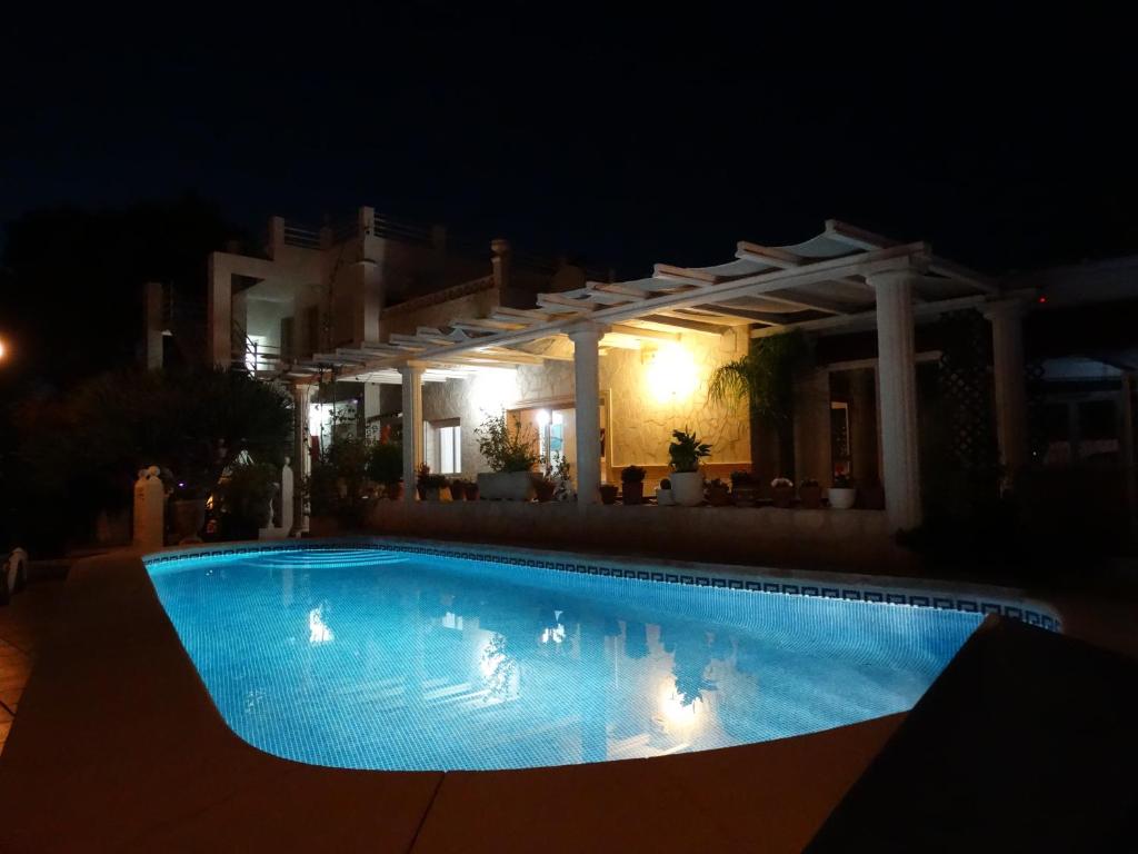 卡尔佩帕洛玛住宿旅舍的夜间在房子前面的游泳池
