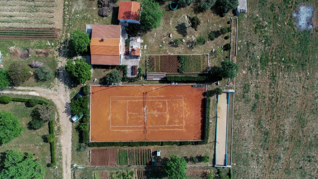 圣菲利普雅科夫Country house Oasis with private tennis court的球场上的网球场的顶部景观