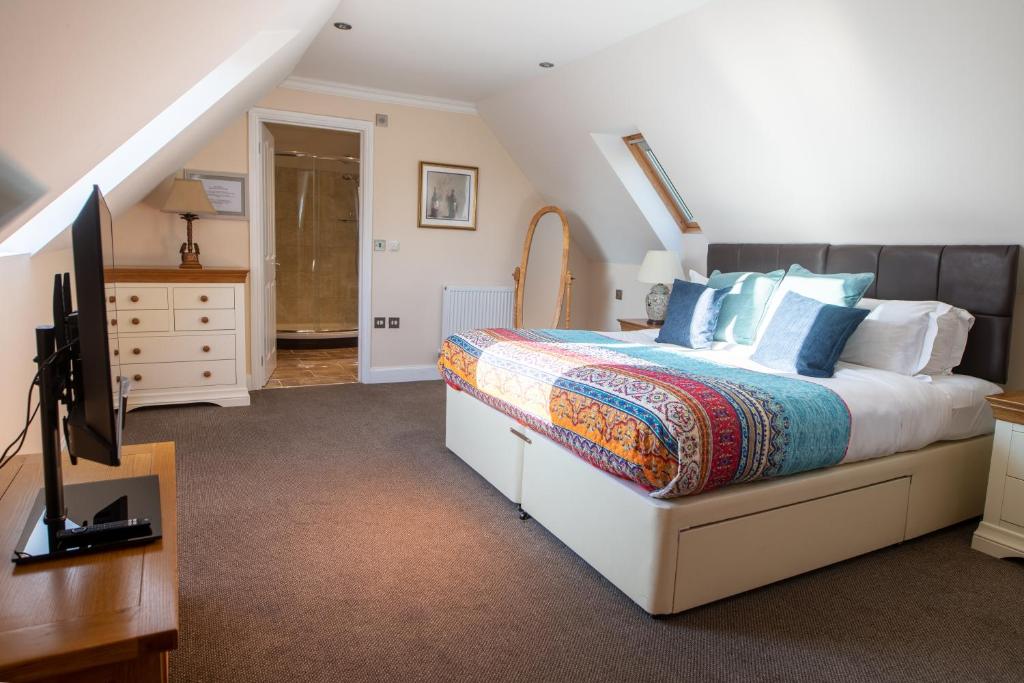 福克斯通Terlingham Lane Cottage的一间卧室配有一张床和一台平面电视