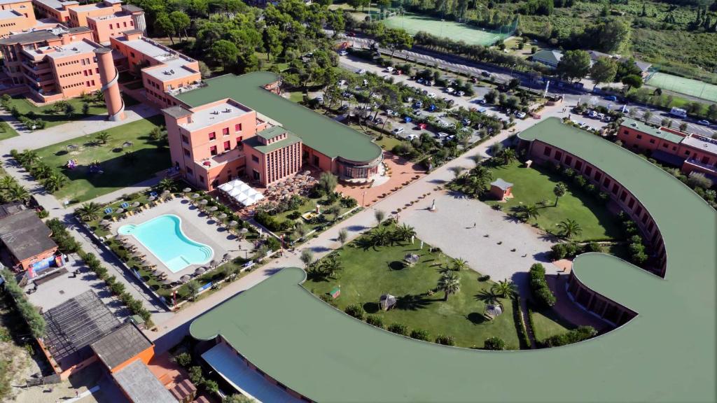 蒂勒尼亚Toscana Sport Resort的享有带游泳池的度假村的空中景致