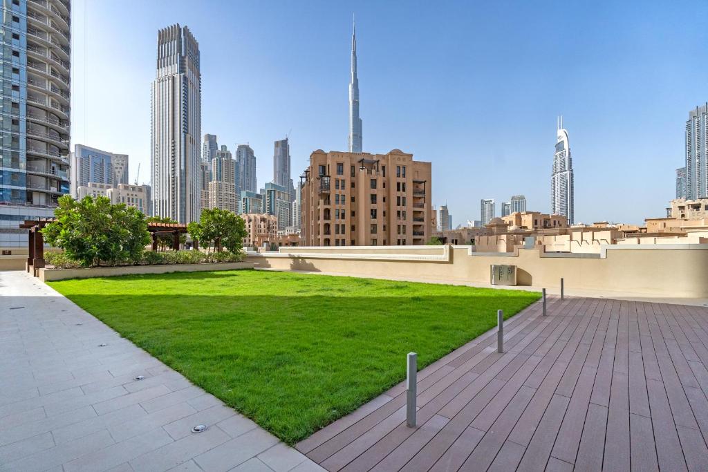 Luxe & Modern Two Bedroom Apartment Downtown Dubai Close to Burj