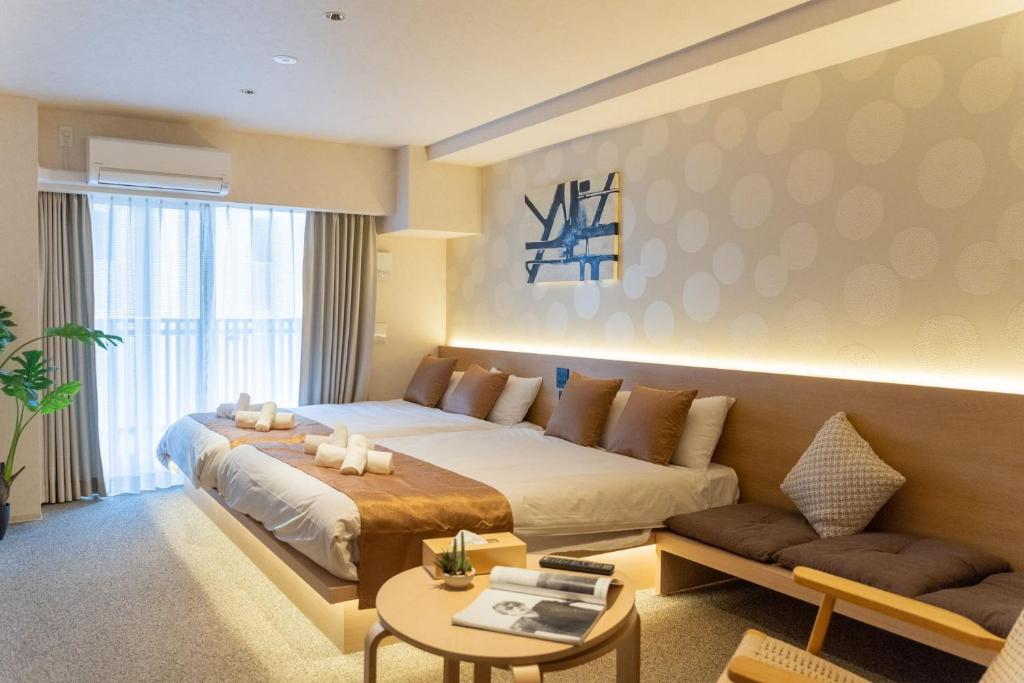 大阪Apartment Hotel 11 Namba的酒店客房,配有床和沙发