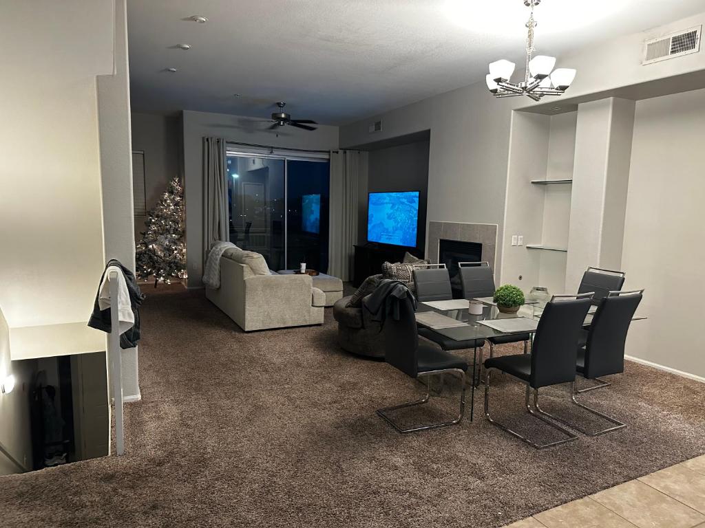 格伦代尔Westgate 3 bedroom的客厅配有桌椅和电视。