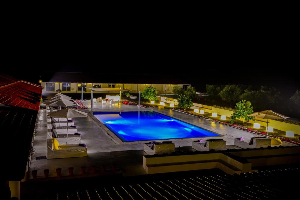 Peroguarda赛斯玛利亚赛车乡村SPA酒店的享有游泳池的顶部景色