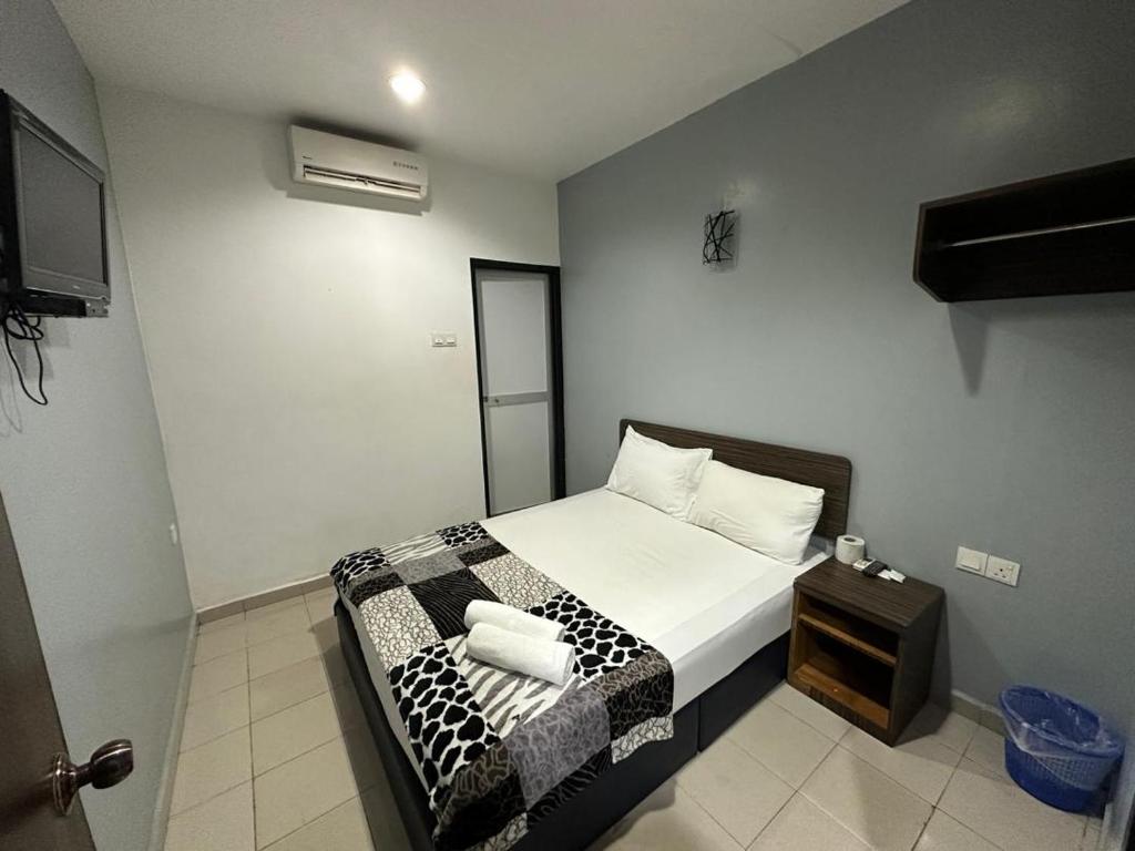 瓜埠ISLAND TIME MOTEL KUAH的一间小卧室,配有床和床头柜