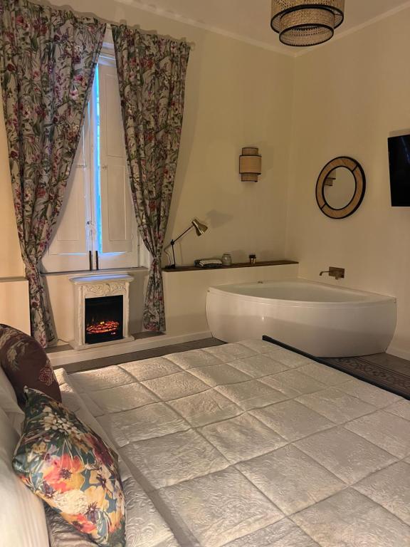萨莱诺Borgo Marinaro Suite的带浴缸和壁炉的大浴室