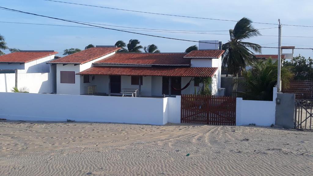 加利纽斯Casa do Kite的海滩上带白色围栏的房子