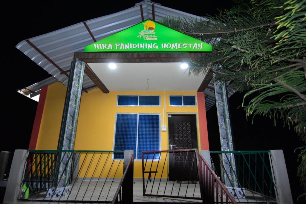 SibsāgarHira Panidihing Homestay的一间黄色门的小房子