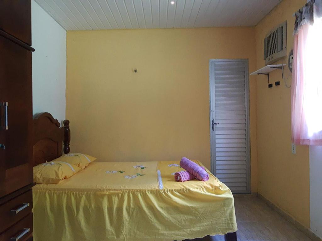 萨尔瓦特拉Sítio Família Morais的一间卧室配有一张带牙刷的床