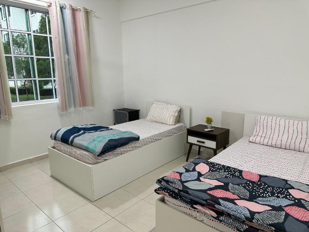 金宝Home Feel-Lavenders Suites的一间卧室设有两张床和窗户。