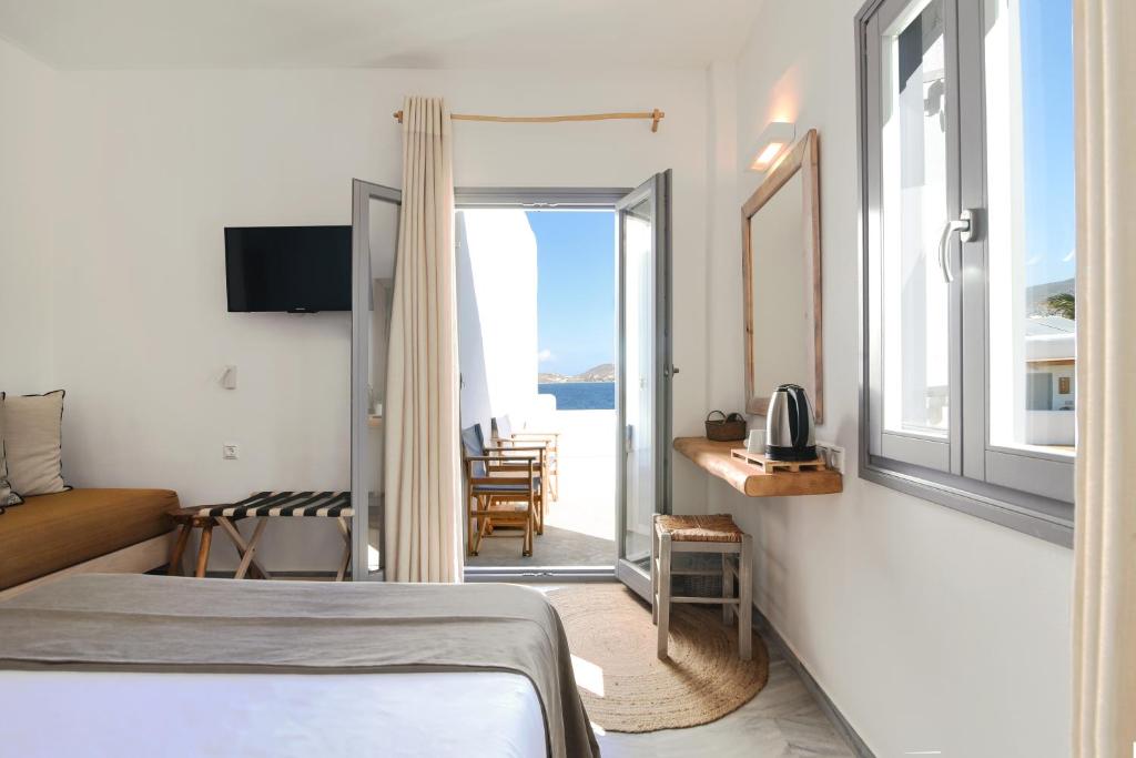 帕拉斯波罗斯帕罗斯湾酒店的一间卧室配有一张床,享有海景