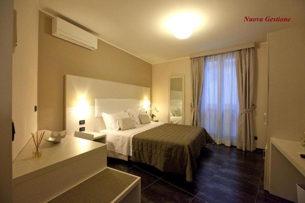 塞蒂莫托里内塞拉美瑞典娜酒店的酒店客房设有床和窗户。
