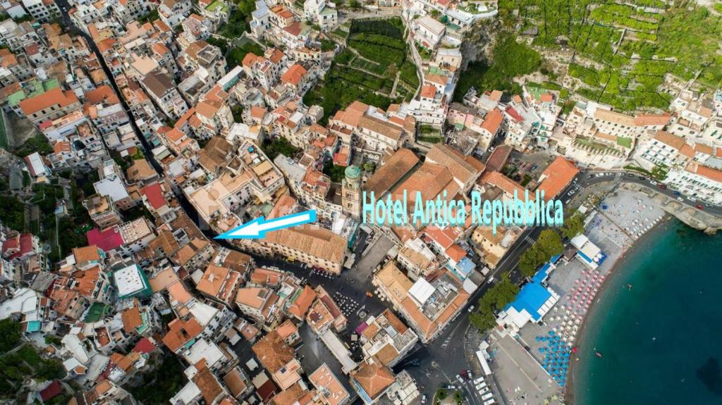 阿马尔菲Hotel Antica Repubblica in Amalfi center at 100mt from the sea with payment parking的蓝色箭头城市的空中景观