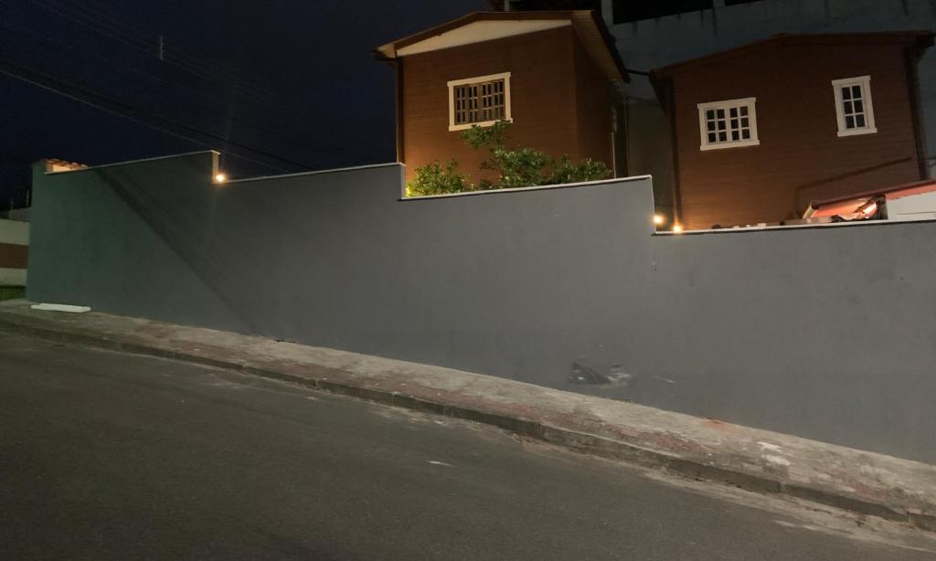 塞拉Suítes Cabanas Coral的街道边的白色围栏,灯火通明