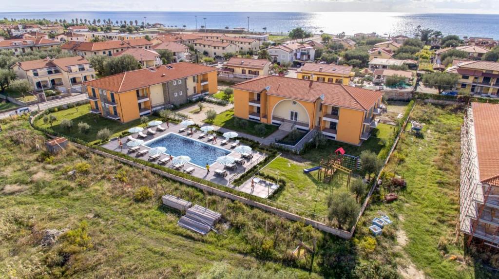 阿谢亚Il Giglio Marino Cilento Residence by ElodeaGroup的享有带游泳池的房屋的空中景致