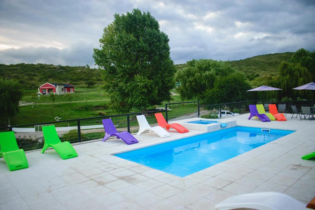 圣罗莎卡拉穆奇塔县El Zuriaco的游泳池旁设有多彩的躺椅