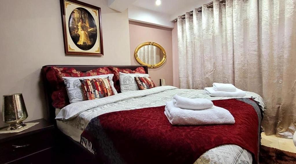 戈里察Classic House Hotel的一间卧室配有一张床,上面有两条毛巾