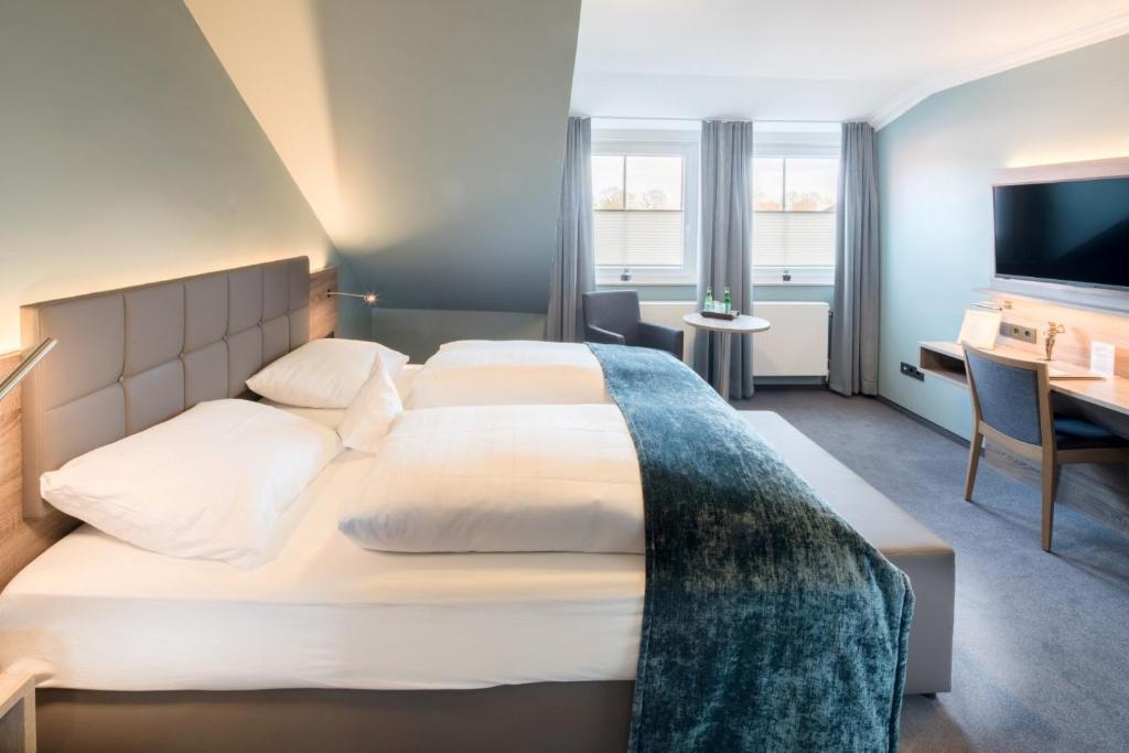 加瑞尔Hotel zur Post - Economy Rooms的配有一张床和一张书桌的酒店客房