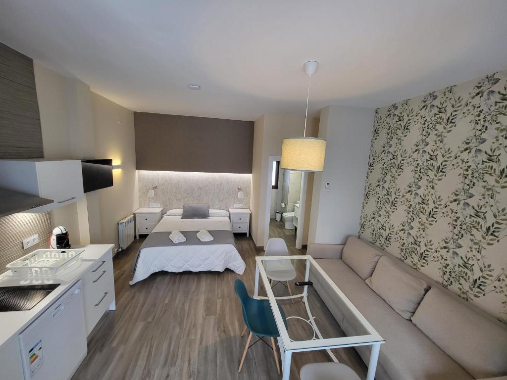 乌贝达Apartamentos Sol del Prior的客厅配有沙发和1张床